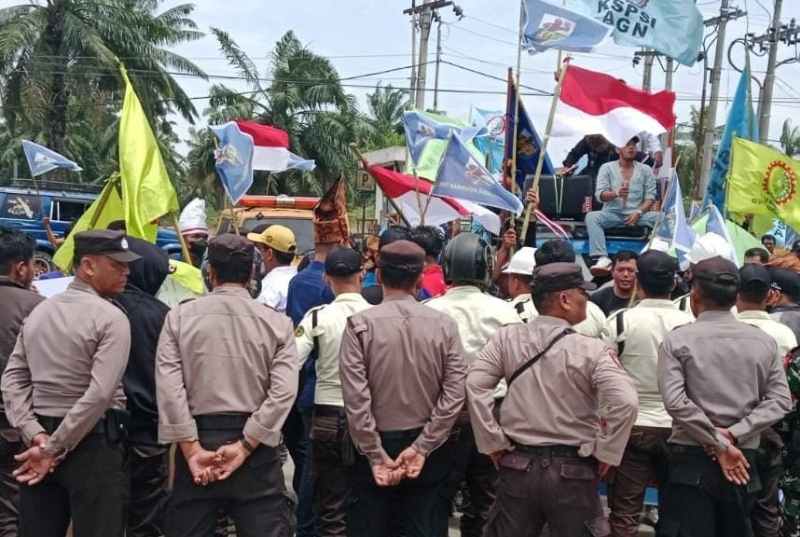 Polres Simalungun Amankan Aksi Unjuk Rasa di Kawasan Ekonomi Khusus Sei Mangkei Polres Simalungun Amankan Aksi Unjuk Rasa di Kawasan Ekonomi Khusus Sei Mangkei