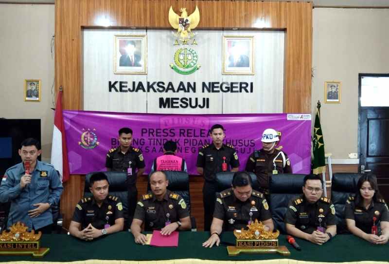 Kejari Mesuji Menetapkan Juwadi Bin Sagi Sebagai Tersangka Perkara Tindak Pidana Korupsi Kejari Mesuji Menetapkan Juwadi Bin Sagi Sebagai Tersangka Perkara Tindak Pidana Korupsi