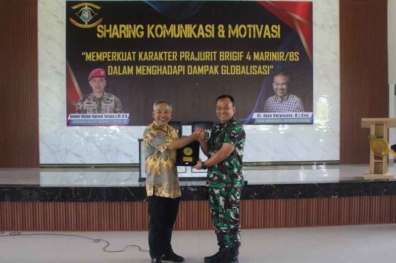 Brigif 4 Mar/BS Menerima Kunjungan Motivator Dr. Aqua Dwipayana, M.I.Kom Brigif 4 Mar/BS Menerima Kunjungan Motivator Dr. Aqua Dwipayana, M.I.Kom