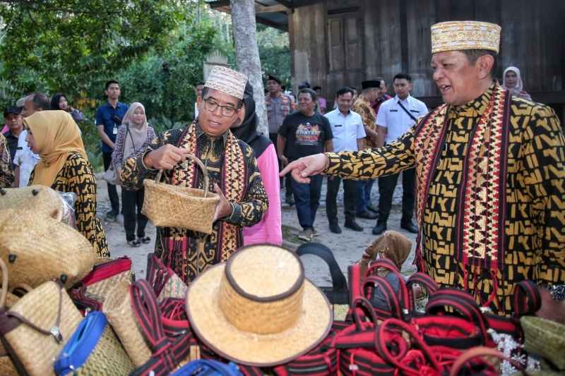 Pj. Gubernur Samsudin Buka Tubaba Art Festival ke-8 di Amphitheater Kota Budaya Uluan Nughik Pj. Gubernur Samsudin Buka Tubaba Art Festival ke-8 di Amphitheater Kota Budaya Uluan Nughik