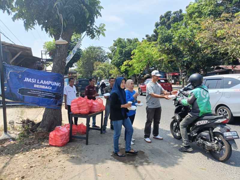 Jumat Berbagi, JMSI Lampung Bagi-bagi Nasi Kotak Kepada Pengendara dan Masyarakat Jumat Berbagi, JMSI Lampung Bagi-bagi Nasi Kotak Kepada Pengendara dan Masyarakat