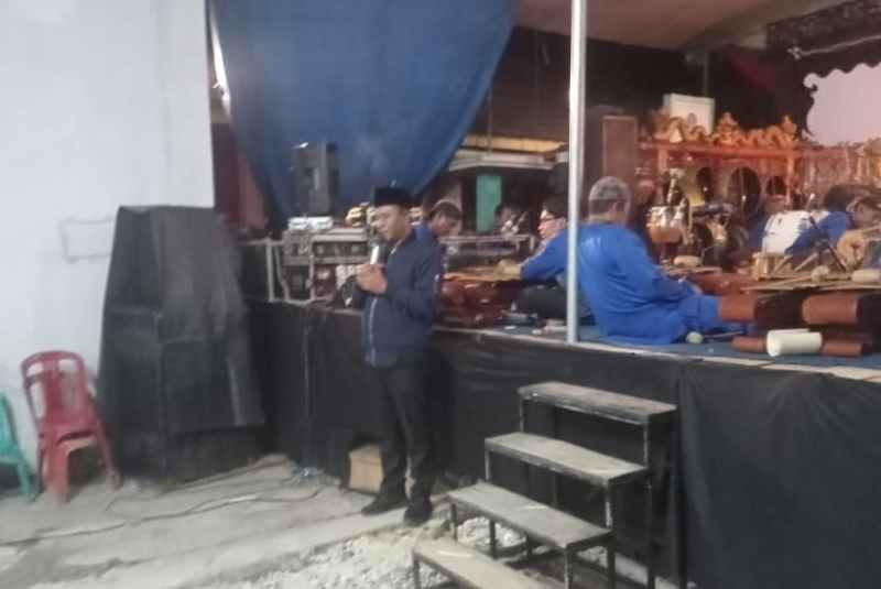 Pekon Dadapan Menyaksikan Pagelaran Wayang Kulit Dalam Rangka Kegiatan Bersih Pekon Pekon Dadapan Menyaksikan Pagelaran Wayang Kulit Dalam Rangka Kegiatan Bersih Pekon