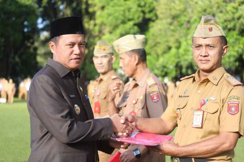 Songsong HUT ke-79 Kemerdekaan RI, Pj Bupati Drs. Nukman Serahkan 10 Juta Bendera Merah Putih Songsong HUT ke-79 Kemerdekaan RI, Pj Bupati Drs. Nukman Serahkan 10 Juta Bendera Merah Putih