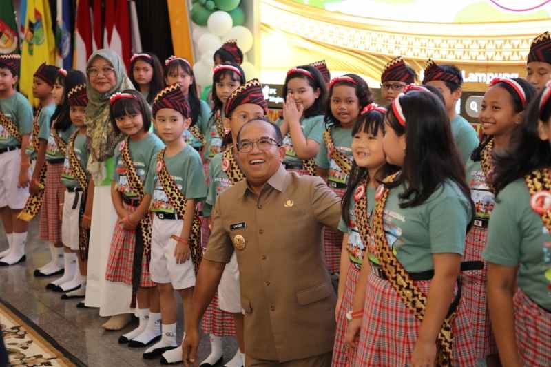 Pj. Gubernur Samsudin dan Ibu Maidawati Hadiri Peringatan Hari Anak Nasional ke-40 Tahun 2024 Pj. Gubernur Samsudin dan Ibu Maidawati Hadiri Peringatan Hari Anak Nasional ke-40 Tahun 2024