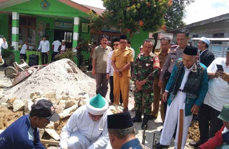 Kapolsek Kompol Asmon Bufitra Hadiri Peletakan Batu Pertama Kantor MUI Tanah Jawa Kapolsek Kompol Asmon Bufitra Hadiri Peletakan Batu Pertama Kantor MUI Tanah Jawa
