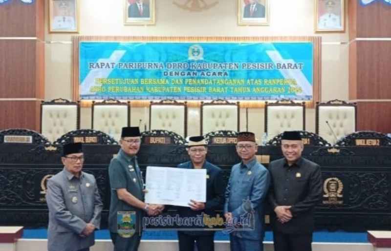 Kompak, Bupati dan Wakil Bupati Pesibar Hadiri Rapat Paripurna Kompak, Bupati dan Wakil Bupati Pesibar Hadiri Rapat Paripurna