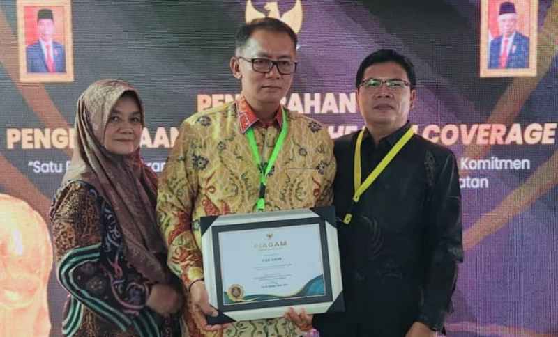 Wapres RI Anugrahkan UCH Award Kepada Pemda Kaur Wapres RI Anugrahkan UCH Award Kepada Pemda Kaur