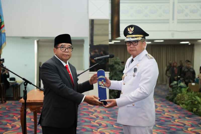 Pj. Gubernur Samsudin Melantik dan Mengambil Sumpah Jabatan Ferli Yuledi Pj Bupati Tuba Pj. Gubernur Samsudin Melantik dan Mengambil Sumpah Jabatan Ferli Yuledi Pj Bupati Tuba