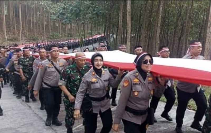 Sambut Hari Kemerdekaan RI, TNI-Polri di Bandar Lampung Menggelar Kirab Bendera 79 Meter Sambut Hari Kemerdekaan RI, TNI-Polri di Bandar Lampung Menggelar Kirab Bendera 79 Meter