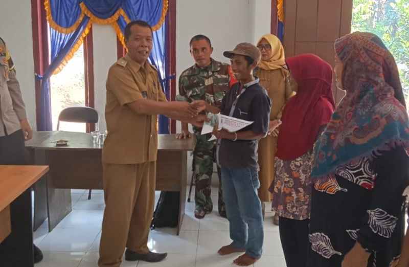 Pekon Asahan Way Sindi Salurkan BLT-DD Kepada 23 KPM Pekon Asahan Way Sindi Salurkan BLT-DD Kepada 23 KPM