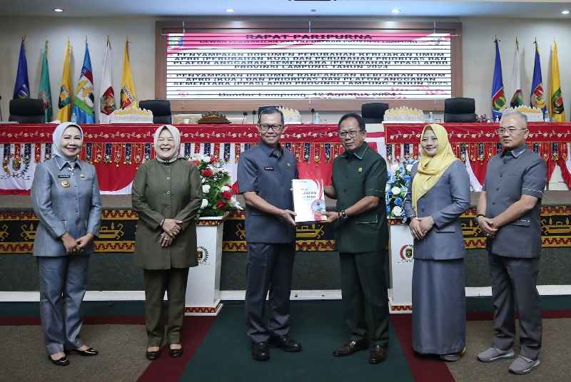 Sekdaprov Fahrizal Serahkan Dokumen Rancangan Perubahan KUA dan PPAS 2024 serta Rancangan KUA dan PPAS 2025 Sekdaprov Fahrizal Serahkan Dokumen Rancangan Perubahan KUA dan PPAS 2024 serta Rancangan KUA dan PPAS 2025