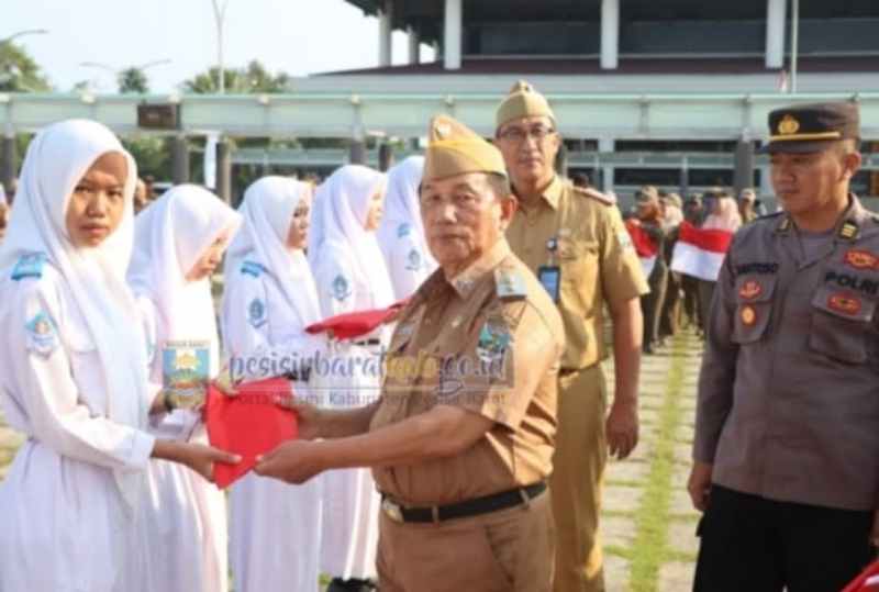 Pemkab Pesibar Bagikan Ribuan Bendera Merah Putih Pemkab Pesibar Bagikan Ribuan Bendera Merah Putih