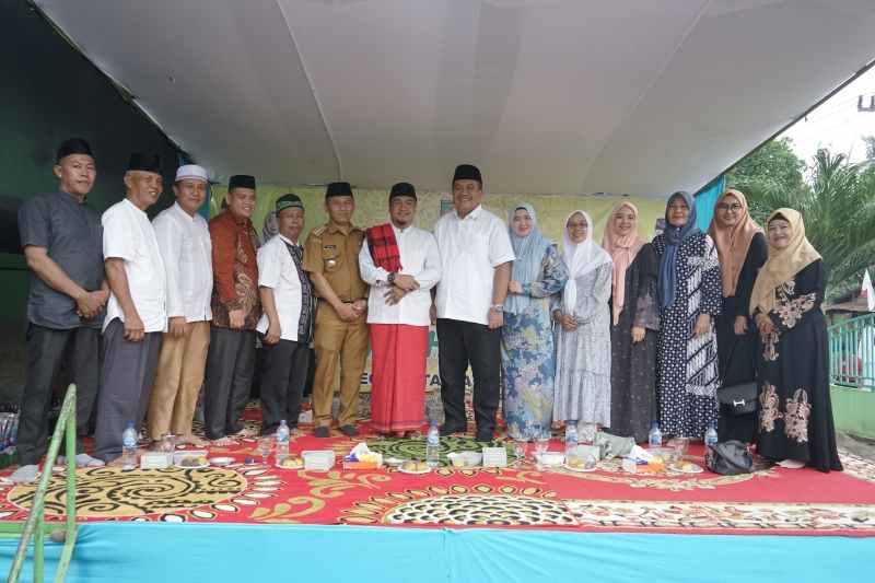 Wabup Taufik Zainal Abidin Ikuti Pengajian Akbar Wabup Taufik Zainal Abidin Ikuti Pengajian Akbar