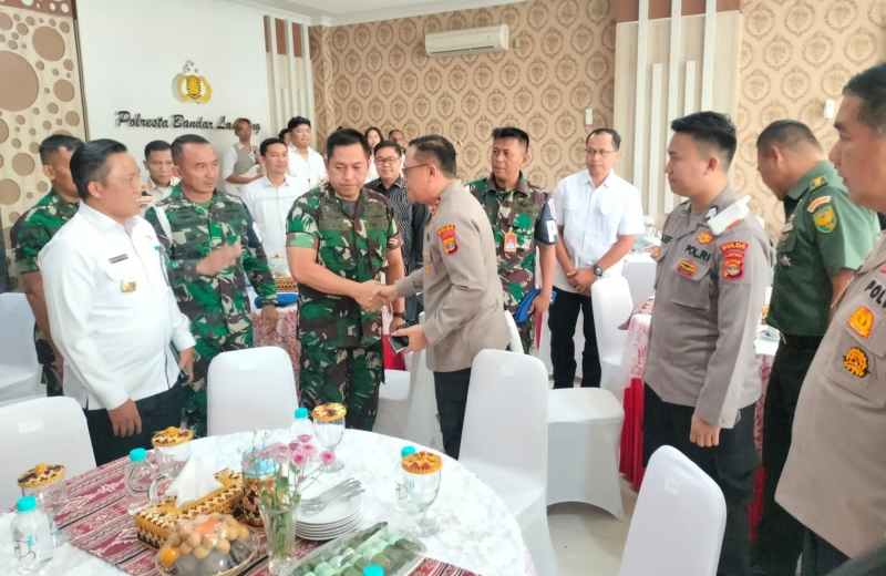Nobar Simulasi Sispamkota, Dandim 0410/KBL: Pilihan Boleh Berbeda, Kita Tetap Bersaudara Nobar Simulasi Sispamkota, Dandim 0410/KBL: Pilihan Boleh Berbeda, Kita Tetap Bersaudara