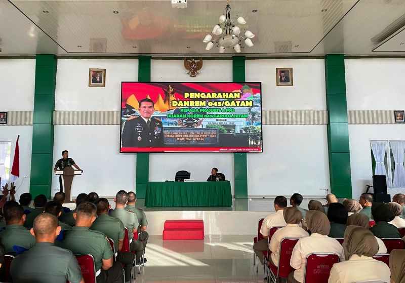 Brigjen TNI Rikas Hidayatullah Berikan Jam Komandan Kepada Prajurit dan PNS Korem 043/Gatam Brigjen TNI Rikas Hidayatullah Berikan Jam Komandan Kepada Prajurit dan PNS Korem 043/Gatam