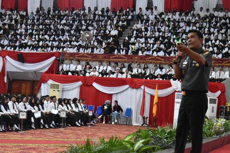 Danrem 043/Gatam Sampaikan Materi Kesadaran Bela Negara Pada Mahasiswa Baru Unila Danrem 043/Gatam Sampaikan Materi Kesadaran Bela Negara Pada Mahasiswa Baru Unila