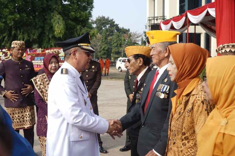 Pj Bupati Tulang Bawang Ferli Yuledi Pimpin Upacara HUT RI Ke-79 Tahun 2024 Pj Bupati Tulang Bawang Ferli Yuledi Pimpin Upacara HUT RI Ke-79 Tahun 2024