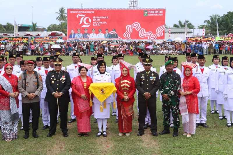 Kapolres Didampingi Ketua Bhayangkari Simalungun Ikuti Upacara HUT RI Ke-79 Kapolres Didampingi Ketua Bhayangkari Simalungun Ikuti Upacara HUT RI Ke-79