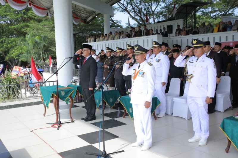 Bupati Surya Bertindak Sebagai Irup Peringatan Detik-detik Proklamasi Kemerdekaan RI HUT ke-79 Bupati Surya Bertindak Sebagai Irup Peringatan Detik-detik Proklamasi Kemerdekaan RI HUT ke-79