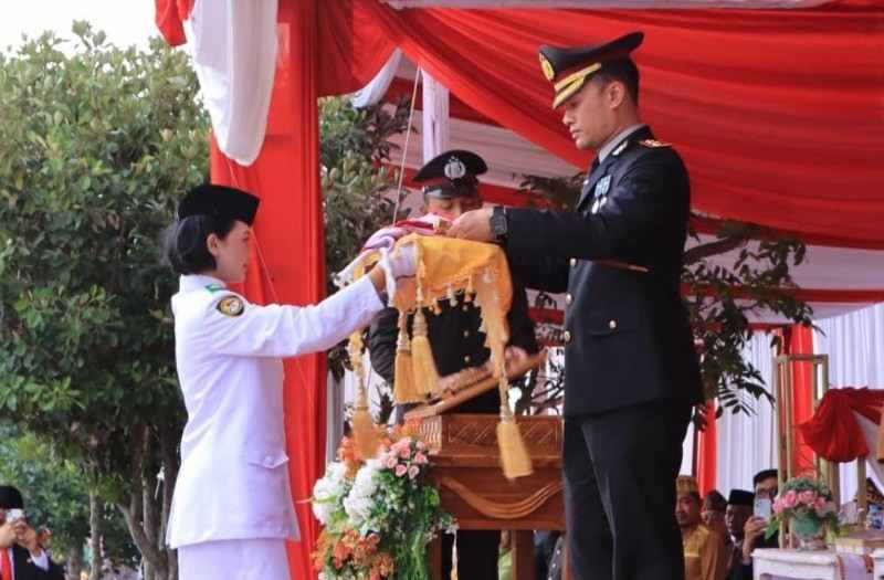AKBP Yunnus Saputra Pimpin Upacara Penurunan Bendera HUT RI Ke-79 AKBP Yunnus Saputra Pimpin Upacara Penurunan Bendera HUT RI Ke-79