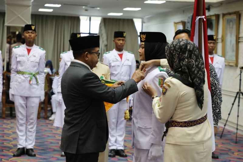 Pj. Gubernur Samsudin Kukuhkan 33 Anggota Paskibraka 2024 Hasil Seleksi Siswa SMA/SMK Kab/Kota Pj. Gubernur Samsudin Kukuhkan 33 Anggota Paskibraka 2024 Hasil Seleksi Siswa SMA/SMK Kab/Kota