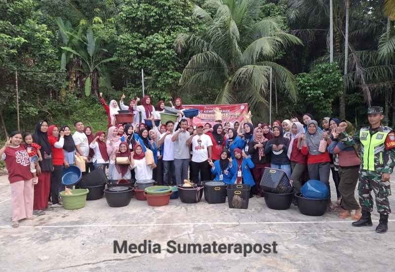 Bandarlampung – Dalam rangka memperingati Hari Kemerdekaan Republik Indonesia yang ke-79, Fatayat NU Lampung menggelar serangkaian lomba di Lembah Hijau, Bandarlampung, minggu (18/8/2024). Acara ini bertujuan mempererat tali silaturahmi antar kader Fatayat NU Lampung (pengurus,red) sekaligus merayakan kemerdekaan dengan semangat kebersamaan. Lomba yang diadakan meliputi berbagai kategori, antara lain lomba tebak kata, lomba estapet kardus dan berbagai permainan tradisional lainnya. Kegiatan ini diikuti oleh pengurus Fatayat NU Lampung. Ketua PW Fatayat NU Lampung, Wirdayati mengatakan bahwa acara ini merupakan salah satu cara untuk memeriahkan HUT RI dengan penuh semangat. “Kami berharap acara ini tidak hanya menjadi ajang kompetisi, tetapi juga sebagai wadah untuk membangun kebersamaan dan kekompakan dalam keluarga besar Fatayat Lampung,”ujarnya. Wirdayati berharap, Fatayat NU Lampung terus memupuk semangat nasionalisme dan menghargai para pejuang Bandarlampung – Dalam rangka memperingati Hari Kemerdekaan Republik Indonesia yang ke-79, Fatayat NU Lampung menggelar serangkaian lomba di Lembah Hijau, Bandarlampung, minggu (18/8/2024). Acara ini bertujuan mempererat tali silaturahmi antar kader Fatayat NU Lampung (pengurus,red) sekaligus merayakan kemerdekaan dengan semangat kebersamaan. Lomba yang diadakan meliputi berbagai kategori, antara lain lomba tebak kata, lomba estapet kardus dan berbagai permainan tradisional lainnya. Kegiatan ini diikuti oleh pengurus Fatayat NU Lampung. Ketua PW Fatayat NU Lampung, Wirdayati mengatakan bahwa acara ini merupakan salah satu cara untuk memeriahkan HUT RI dengan penuh semangat. “Kami berharap acara ini tidak hanya menjadi ajang kompetisi, tetapi juga sebagai wadah untuk membangun kebersamaan dan kekompakan dalam keluarga besar Fatayat Lampung,”ujarnya. Wirdayati berharap, Fatayat NU Lampung terus memupuk semangat nasionalisme dan menghargai para pejuang