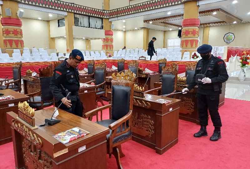 Brimob Kerahkan Unit Jibom Sterilisasi Lokasi Pelantikan Anggota DPRD Kota Bandarlampung Brimob Kerahkan Unit Jibom Sterilisasi Lokasi Pelantikan Anggota DPRD Kota Bandarlampung