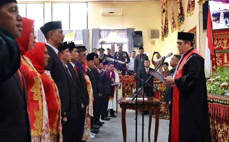 Pj. Bupati Drs. Nukman Hadiri Pelantikan 35 Anggota DPRD Kabupaten Lampung Barat Pj. Bupati Drs. Nukman Hadiri Pelantikan 35 Anggota DPRD Kabupaten Lampung Barat