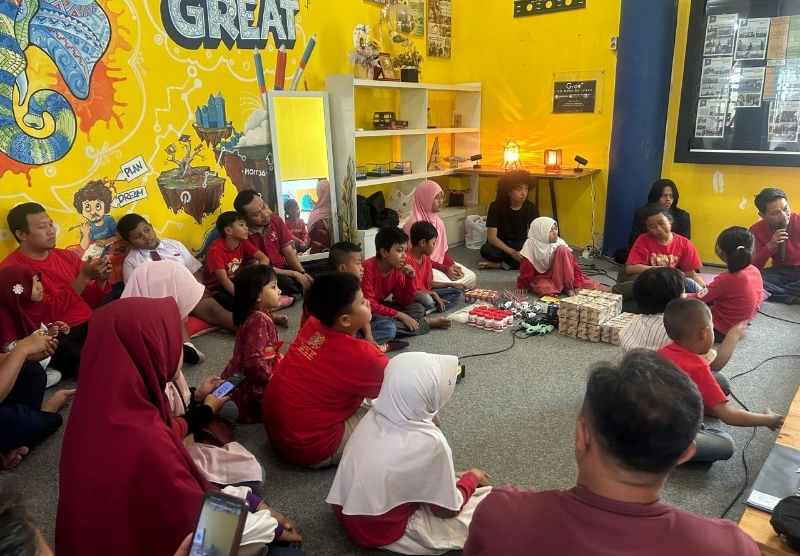 IIB Darmajaya Gelar Pelatihan Kreatif Trimatra: Ciptakan Lampu Hias 3D dari Stick Es Krim IIB Darmajaya Gelar Pelatihan Kreatif Trimatra: Ciptakan Lampu Hias 3D dari Stick Es Krim