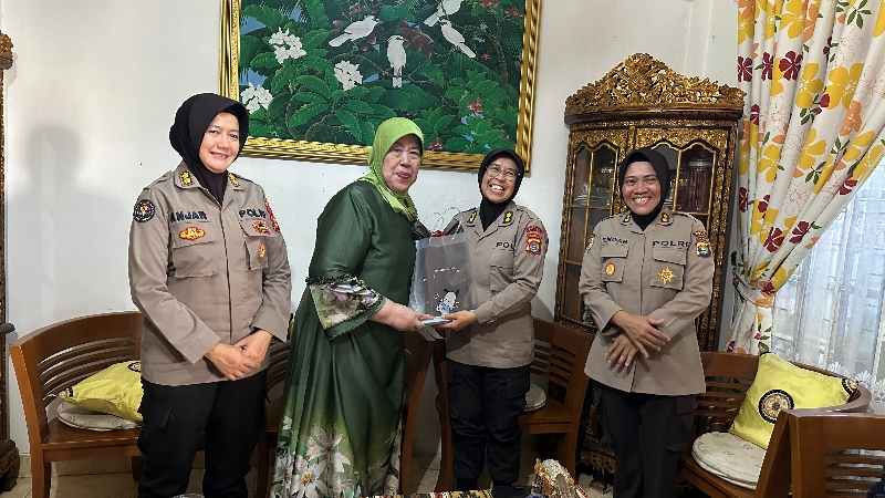 Anjangsana Polwan Polda Lampung dalam Rangka Hari Jadi Polwan ke-76 Anjangsana Polwan Polda Lampung dalam Rangka Hari Jadi Polwan ke-76