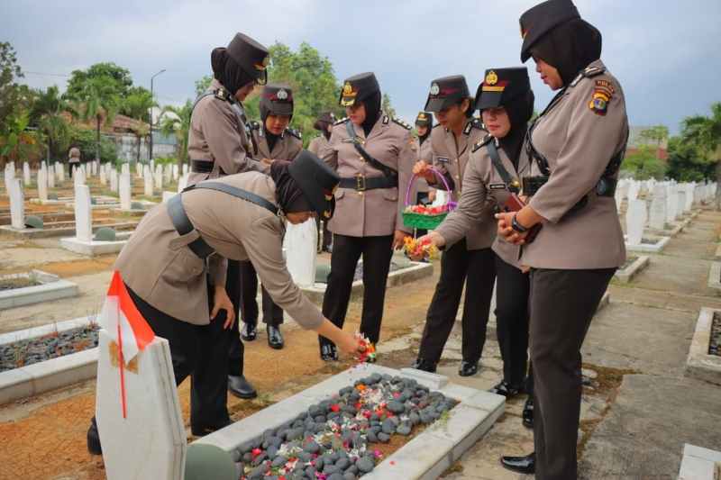 Hari Jadi Polwan Ke-76, Polwan Polda Lampung Peringati Dengan Ziarah Makam Pahlawan Hari Jadi Polwan Ke-76, Polwan Polda Lampung Peringati Dengan Ziarah Makam Pahlawan