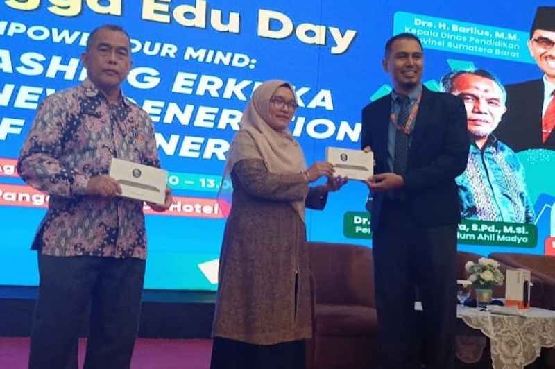 Jurnalis Sumbar Erlangga Selenggarakan Erlangga Edu Day Jurnalis Sumbar Erlangga Selenggarakan Erlangga Edu Day