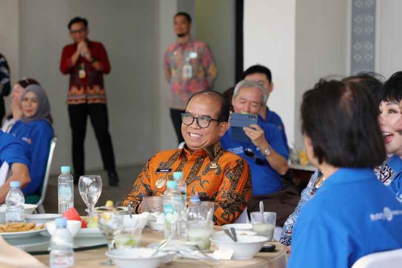 Pj. Gubernur Samsudin Terima Bantuan 500 Unit Tabung Oksigen dari Rotary Club Pj. Gubernur Samsudin Terima Bantuan 500 Unit Tabung Oksigen dari Rotary Club
