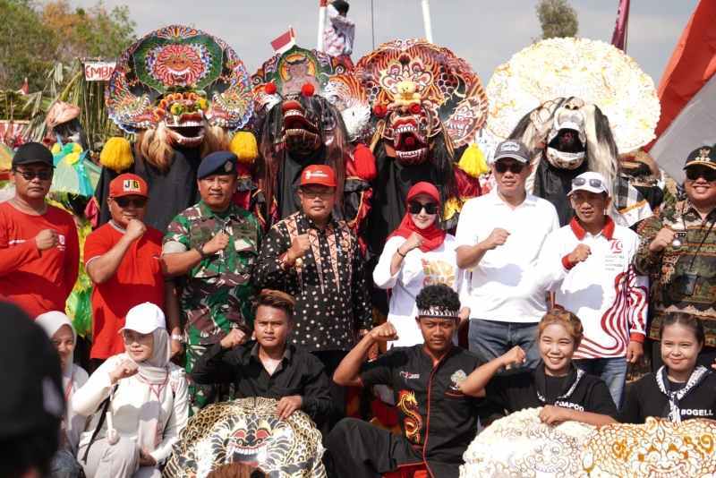 Asisten III Lepas Karnaval dan Pawai Budaya Dalam Rangka HUT RI ke-79 Asisten III Lepas Karnaval dan Pawai Budaya Dalam Rangka HUT RI ke-79