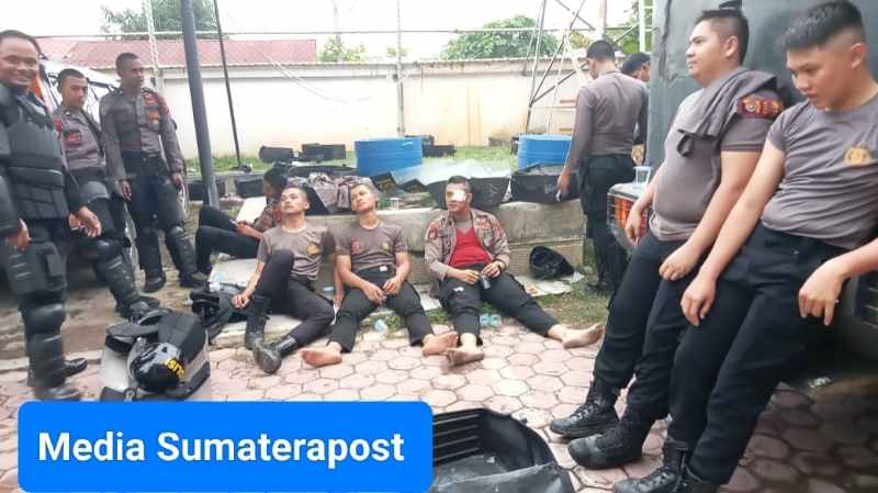 4 Personel Polri Terluka saat Amankan Unjuk Rasa Revisi Undang-undang Pilkada 4 Personel Polri Terluka saat Amankan Unjuk Rasa Revisi Undang-undang Pilkada