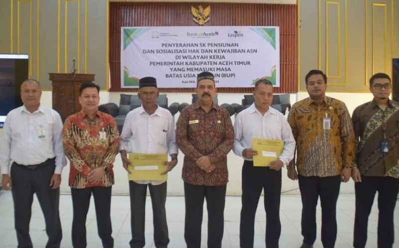 135 ASN Aceh Timur Terima SK Pensiun 135 ASN Aceh Timur Terima SK Pensiun
