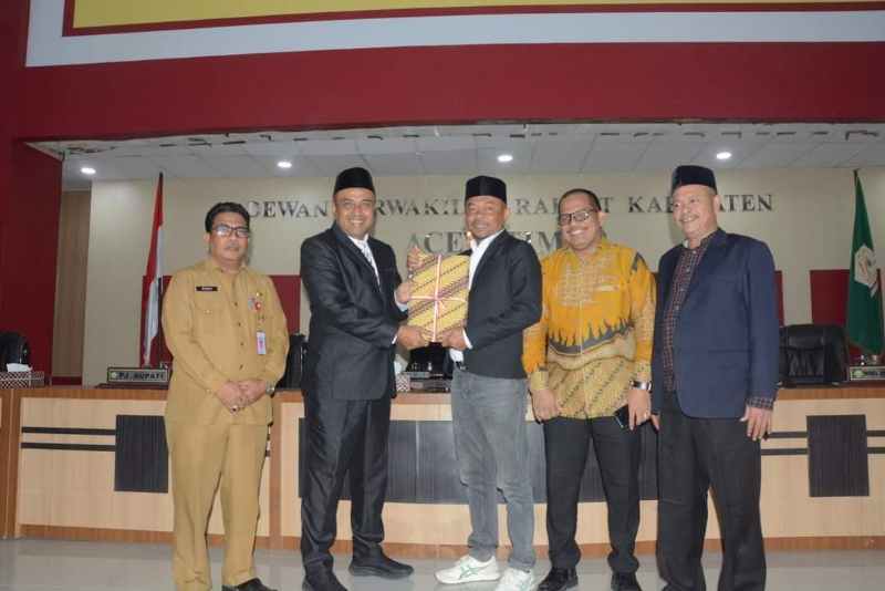 Bupati Aceh Timur Serahkan Rancangan APBK Perubahan 2024 Ke DPRK Bupati Aceh Timur Serahkan Rancangan APBK Perubahan 2024 Ke DPRK