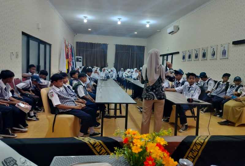 Siswa-siswi SPENLA Datangi KPU Pringsewu Siswa-siswi SPENLA Datangi KPU Pringsewu