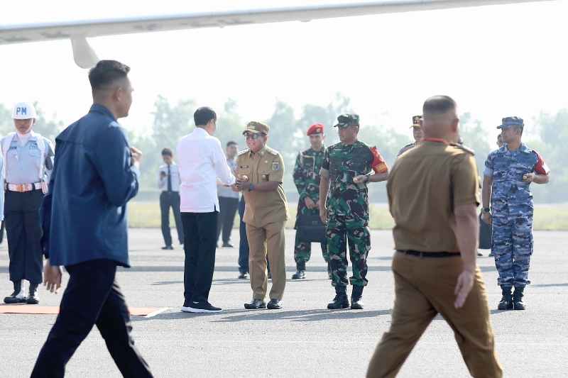 Pj. Gubernur Samsudin Sambut Kedatangan Presiden Joko Widodo di Bandara Raden Intan II Pj. Gubernur Samsudin Sambut Kedatangan Presiden Joko Widodo di Bandara Raden Intan II