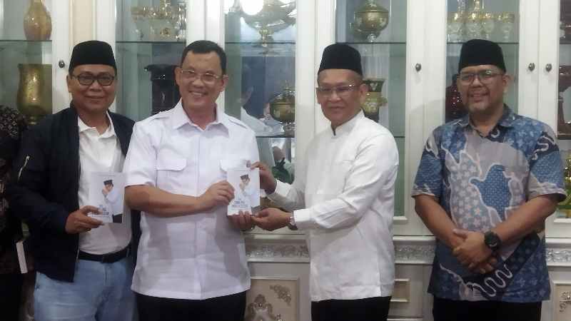 Kebuli Hangatkan Launching “The Smiling Professor” Kebuli Hangatkan Launching “The Smiling Professor”