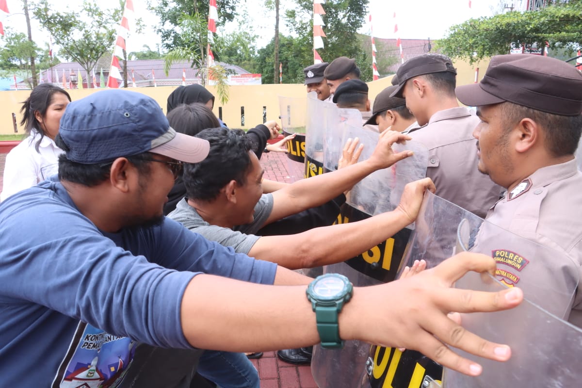 Polres Simalungun Gelar Pelatihan Sispam Kota Kontijensi Jelang Pilkada Serentak 2024 Polres Simalungun Gelar Pelatihan Sispam Kota Kontijensi Jelang Pilkada Serentak 2024