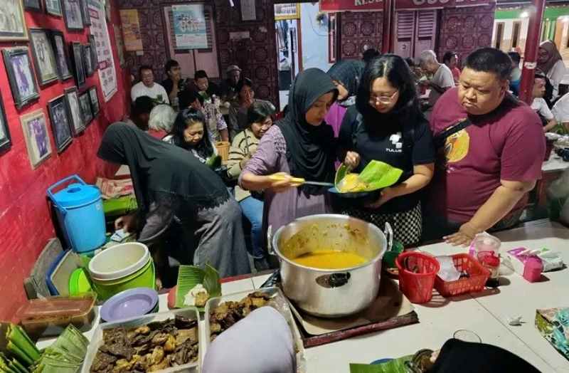 Menikmati Kuliner Nasi Kikil Merah Kesukaan Gus Dur Menikmati Kuliner Nasi Kikil Merah Kesukaan Gus Dur