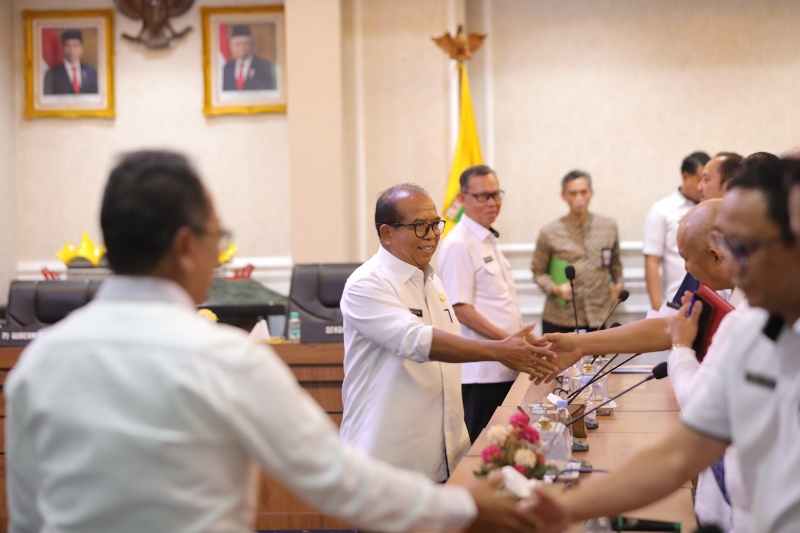 Pj. Gubernur Samsudin Pimpin Rapat Penyelesaian Pelepasan Aset HPL Kelurahan Way Dadi Pj. Gubernur Samsudin Pimpin Rapat Penyelesaian Pelepasan Aset HPL Kelurahan Way Dadi