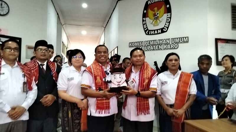 Paslon Antonius Ginting dan Komando Tarigan Resmi Daftar ke KPU Karo Paslon Antonius Ginting dan Komando Tarigan Resmi Daftar ke KPU Karo