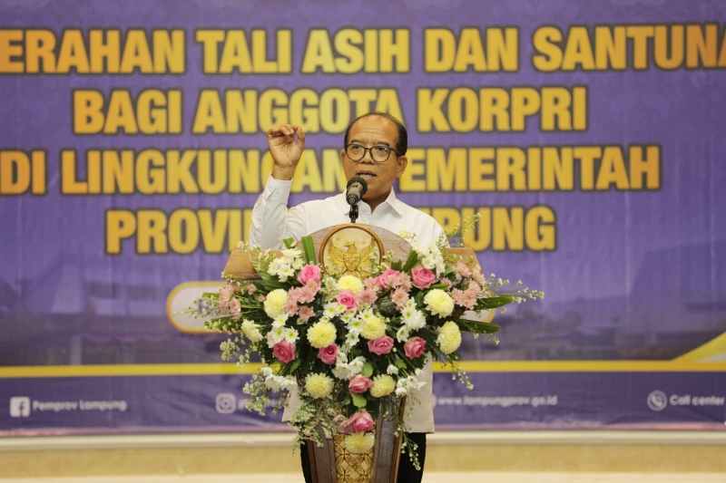 Pj. Gubernur Samsudin Serahkan Tali Asih kepada ASN yang Memasuki Masa Purnabakti Pj. Gubernur Samsudin Serahkan Tali Asih kepada ASN yang Memasuki Masa Purnabakti