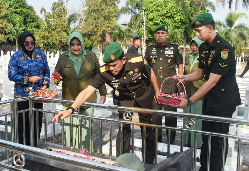 Jelang HUT ke-77, Danrem 043/Gatam Pimpin Ziarah Rombongan dan Kunjungi Anggota yang Sakit Jelang HUT ke-77, Danrem 043/Gatam Pimpin Ziarah Rombongan dan Kunjungi Anggota yang Sakit