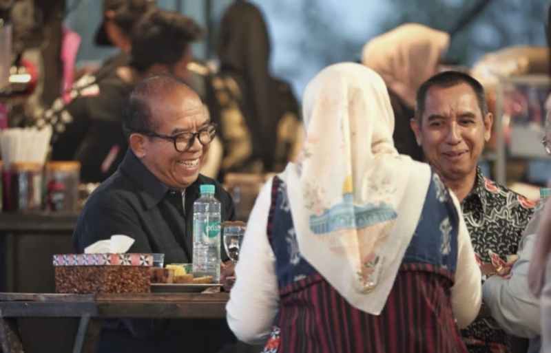 Pj. Gubernur Samsudin dan Ibu Maidawati Kunjungi Sekolah Kopi di Sumber Jaya Lampung Barat Pj. Gubernur Samsudin dan Ibu Maidawati Kunjungi Sekolah Kopi di Sumber Jaya Lampung Barat