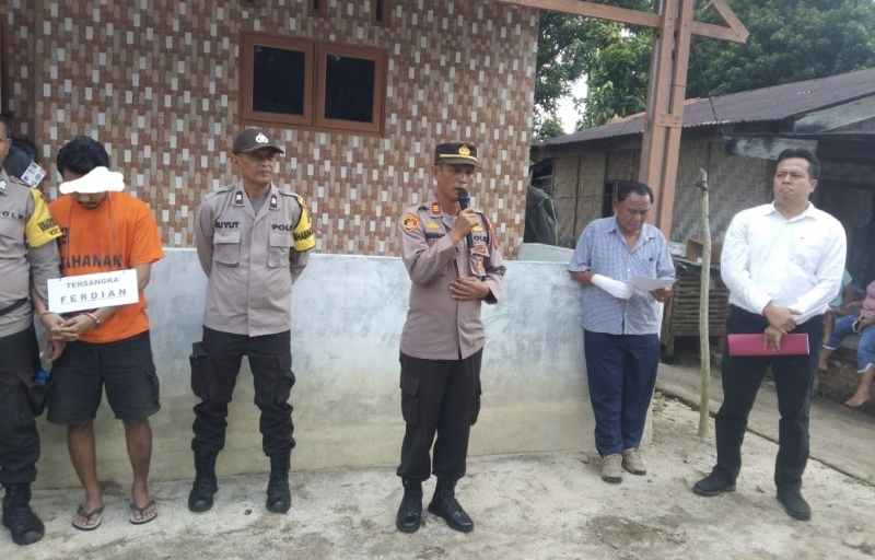 Polsek Bangun Rekonstruksi Pembunuhan Tragis di Nagori Silau Malaha Polsek Bangun Rekonstruksi Pembunuhan Tragis di Nagori Silau Malaha