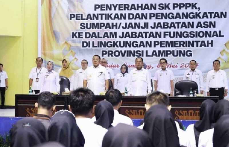 Ketua DPRD Mingrum Gumay, Dampingi Gubernur Serahkan SK PPPK Ketua DPRD Mingrum Gumay, Dampingi Gubernur Serahkan SK PPPK