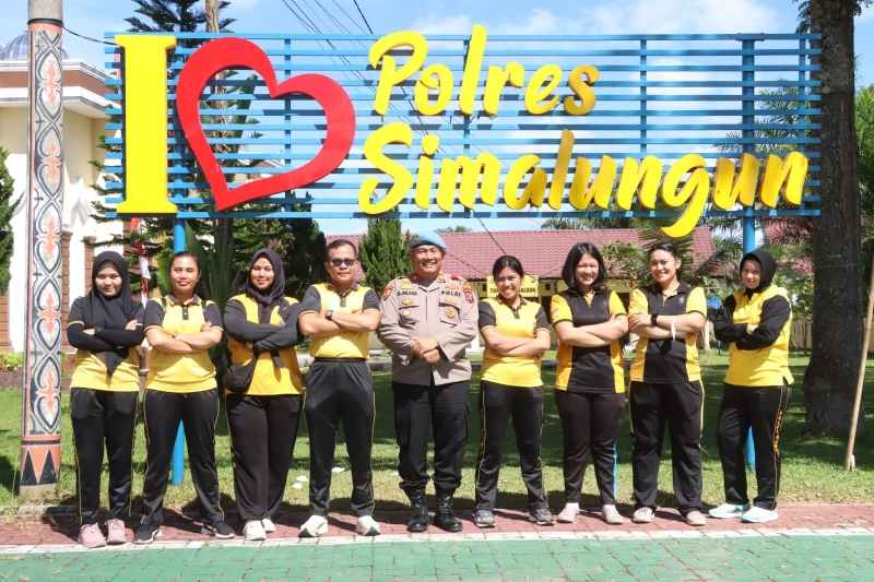 Polwan Polres Simalungun Gelar Lomba Makan Kerupuk dalam Rangka HUT Polwan RI ke-76 Polwan Polres Simalungun Gelar Lomba Makan Kerupuk dalam Rangka HUT Polwan RI ke-76